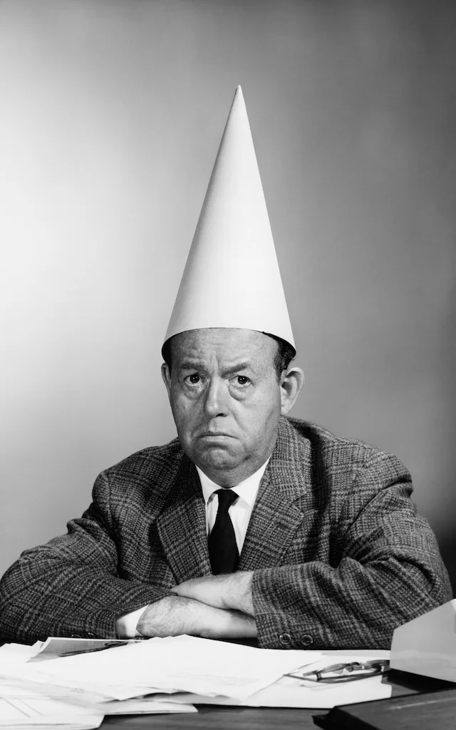 nabe1975's tweet photo. ダンス帽（Dunce cap）は「劣等生の帽子」とも訳される懲罰用の帽子で、近代初期の英国で成績の悪い生徒、問題を起こした生徒に被せられた三角帽である。dunceは劣等生を意味するが、これは中世の神学者、哲学者であるドゥンス・スコトゥスの学派の信奉者に対する敵対派閥が呼びかけた蔑称である。 https://t.co/E5sG0CruOD
