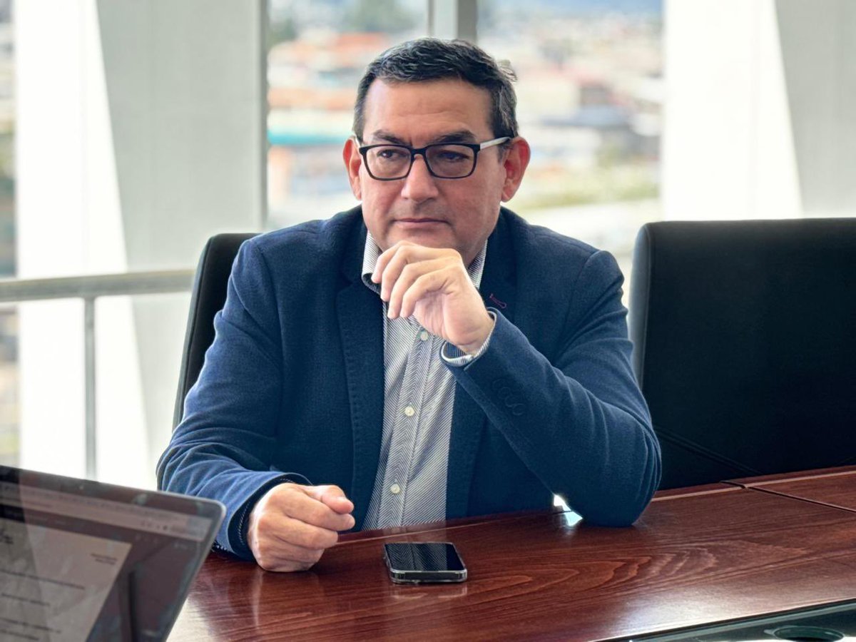 ViviendaEc's tweet photo. Mantuvimos una reunión con Oswaldo Valverde, delegado del Pdte. @DanielNoboaOk, ante el Consejo de la Amazonía, para consolidar alianzas que impulsen la construcción de viviendas de interés social y promuevan el desarrollo urbano sostenible en las provincias amazónicas. 🏠 https://t.co/ySceexs0cm