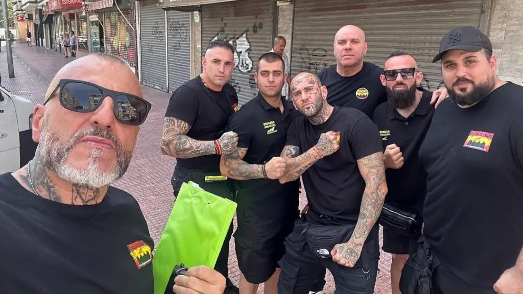 En Espagne où je vis, il existe une entreprise anti-squatters."Desokupa". Contre paiement ils libèrent votre bien, par la négociation dans un premier temps, plus sportivement s’il le faut. C’est propre, rapide et rarement violent ! Il faudrait peut-être penser à cela en France !