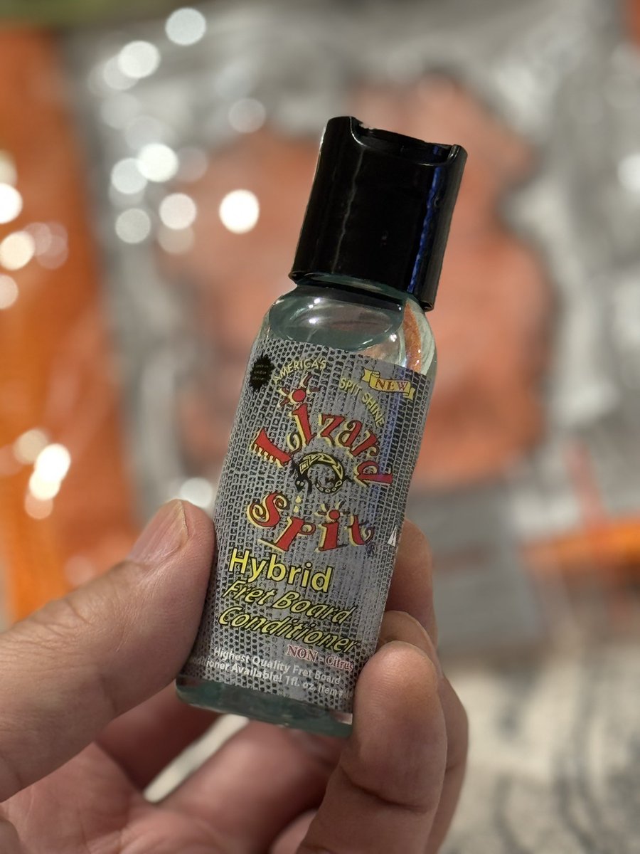 hidenao_pj's tweet photo. オカダインターナショナルさまにて色々勉強をさせて頂きました。その後、Lizard Spitの指板クリーナーとフレット磨きを入手。Lizard Spitの製品は本当に良い物が多いです。
#Lizardspit
#okadainternational https://t.co/4sS9sI99il