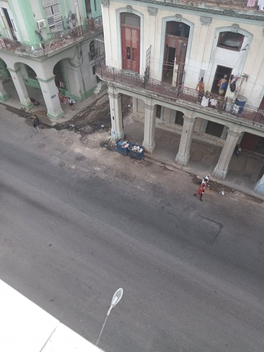Se acuerdan cuando hace par de días hacía la denuncia sobre el basurero frente a mi edificio? Pues funcionó la denuncia. Llevan 2 días seguidos viniendo a recoger la basura. Por esto es que hay que mostrar la #Cuba real aunque nos busquemos problemas. Ahora mismo hemos conseguido