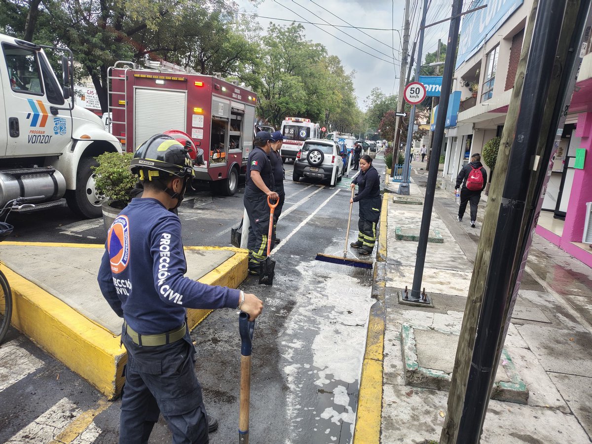 Personal de #ProtecciónCivil360 atiende derrape de motociclistas en calle Pirineos y División del Norte. Se hace traslado al hospital para su atención.
#DGSU limpia la zona por posible derrame de aceite.
En temporada de lluvias, tomen sus precauciones y tengan cuidado al manejar.