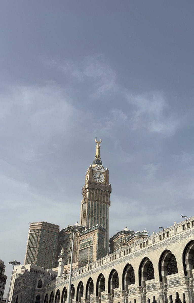 " إنَ اللّه وَمُلَائكَةٍ يَصَلُونَ عَلَيَ الْنَبَيَ" في يوم الجُمعةَ بشرنا بما تتمناهُ قلُوبنا.🤍