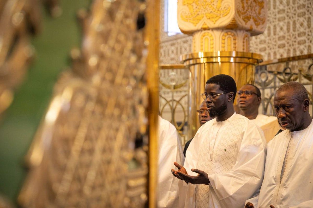 Présidence Sénégal (@pr_senegal) on Twitter photo Le Président <a href="/PR_Diomaye/">Bassirou Diomaye Faye</a>, accompagné de la Première Dame, Mme Absa Faye et d’une forte délégation, s’est rendu cet après-midi dans la ville sainte de Touba pour une visite de courtoisie au Khalife général des Mourides, Serigne Mountakha Mbacké.➡️ urlr.me/Az8QB9 Le Président <a href="/PR_Diomaye/">Bassirou Diomaye Faye</a>, accompagné de la Première Dame, Mme Absa Faye et d’une forte délégation, s’est rendu cet après-midi dans la ville sainte de Touba pour une visite de courtoisie au Khalife général des Mourides, Serigne Mountakha Mbacké.➡️ urlr.me/Az8QB9