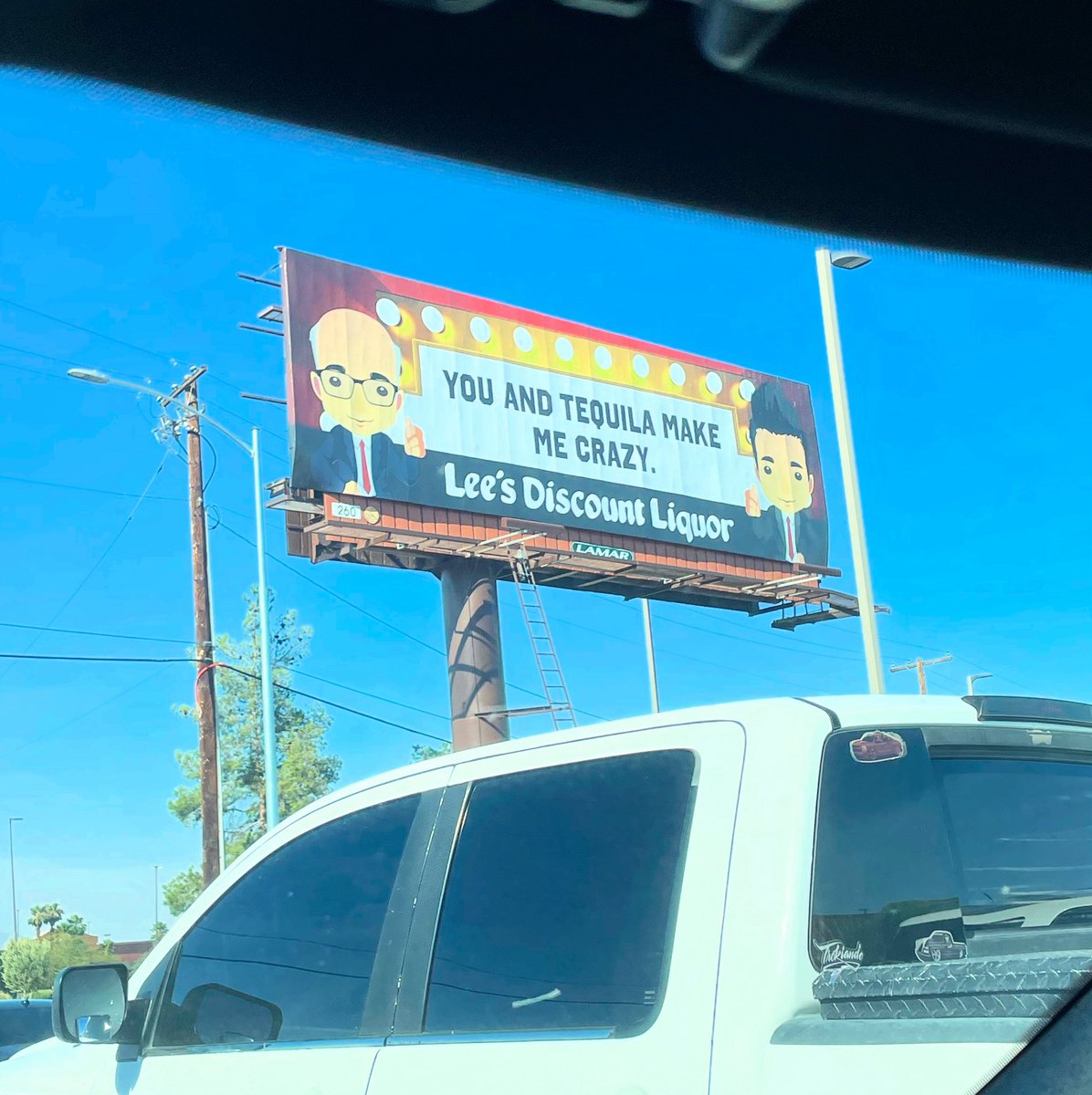 “Tú y el tequila me vuelven loco.”
Casos y cosas de los letreros de Las Vegas…