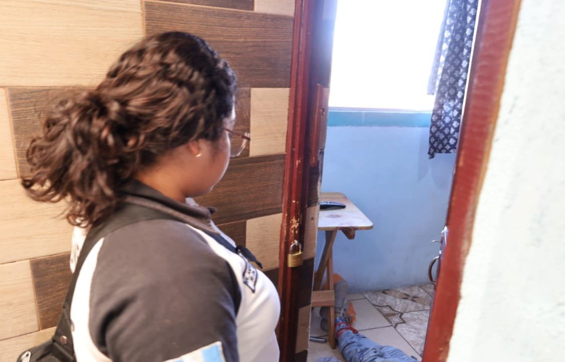 🚨 En el interior de una habitación del tercer nivel de una vivienda ubicada en la manzana C, lote 1, zona 12 de Villa Nueva, colonia Villa Lobos 3, se localizaron a dos hombres fallecidos. Ambos estaban atados de pies y manos.

Autoridades ya se encuentran en el lugar para