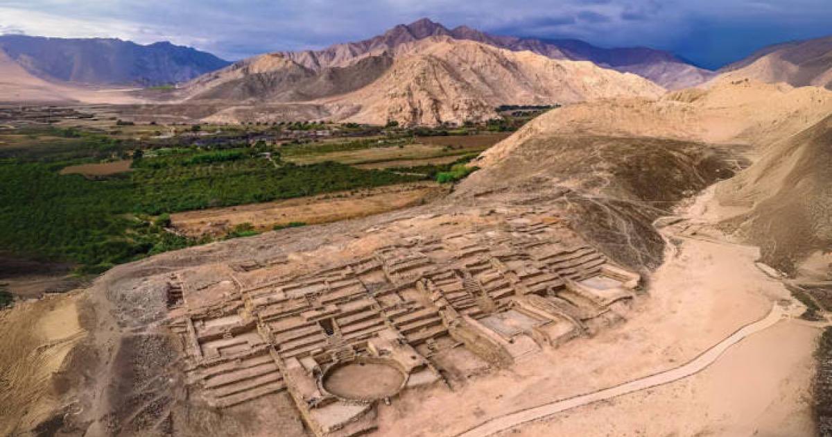 The Lost City Between Civilizations

July 3, 2025: Archaeologists uncovered Peñico, a 3,500-year-old city in Peru’s Supe Valley.

It stood between Caral and Chavín….A missing chapter in Andean history.

And it forces us to rethink the Andes in real time.

🧵