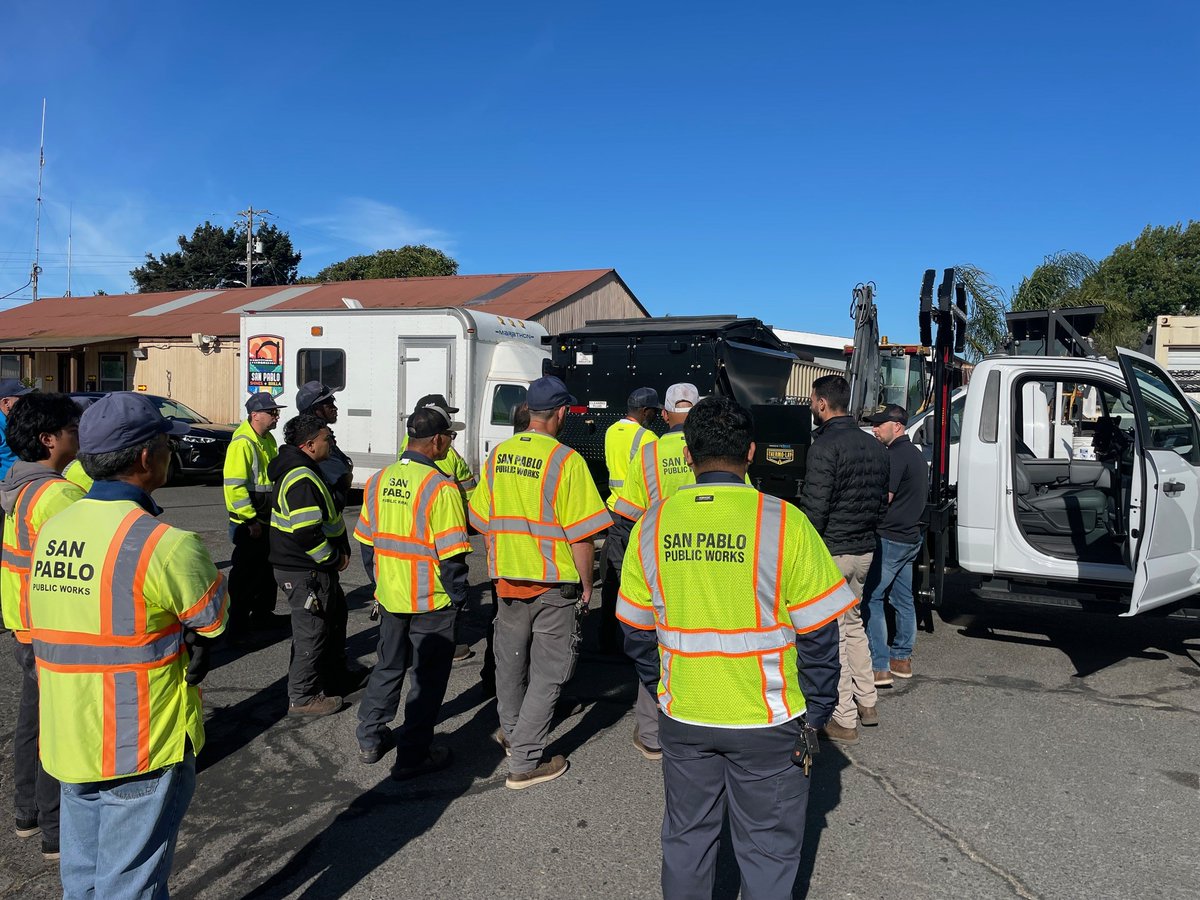 The City has gotten a new piece of equipment! An AC patch truck was delivered today.  With this, our Maintenance Division will be in pot hole repair mode for the next several months.

¡La ciudad ha recibido un nuevo equipo! Hoy se entregó un camión de reparación de paecheo de
