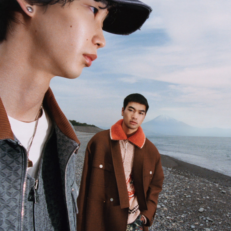 LouisVuitton_JP's tweet photo. レガシーを再解釈──しなやかなレザーのバッグ｢スピーディ P9｣やプレタポルテのシルエットが多彩な表現で登場する #LVMenFW25 コレクション。#LouisVuitton の伝統と、@PharrellとNIGO®による2000年代のアイコニックなスタイルを融合させています。

#PharrellWilliams #NIGO
