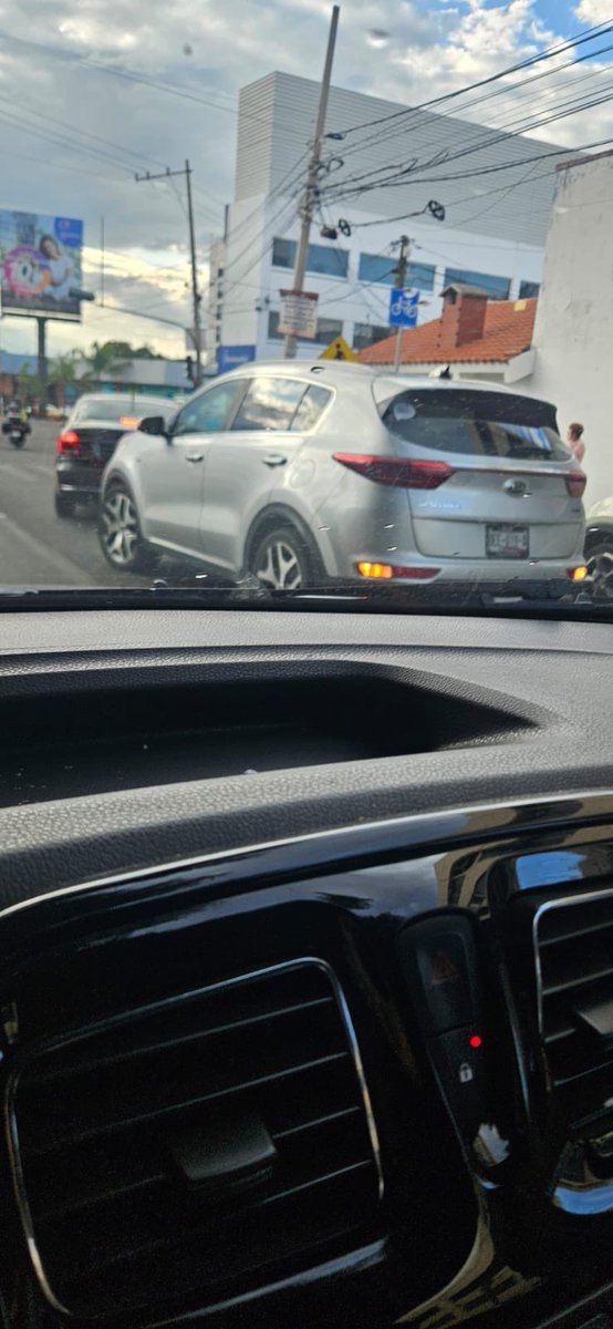 #ReporteVial | Accidente vial entre particulares sobre 39 oriente entre calle 10 sur y bolvd. Mártires 2 de octubre 💥🚗
Conduzca con precaución. ⚠️ 
#Puebla