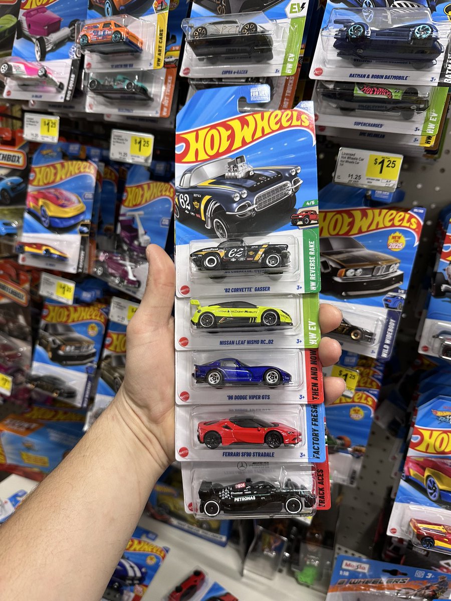 DiecastHype's tweet image. Nothing better than finding them on the pegs! 

#DollarGeneral #HotWheels
