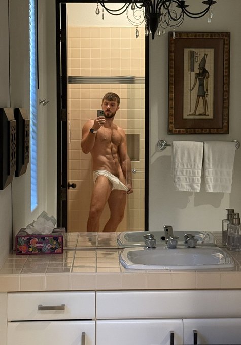 Watch Mr Bradford's leaked NSFW photo on TwXstars