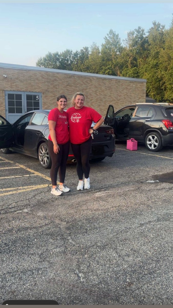 MathWithMsBretz's tweet image. In case you didn’t know, I’m now the new 8th grade volleyball coach going into my 4th season coaching! 

Very excited to be down with the MS program! 🏐 8th had an awesome scrimmage vs Chardon winning 2/3 sets. Should be a very successful season for the Lady Red Devils 👹❤️🙏🏼