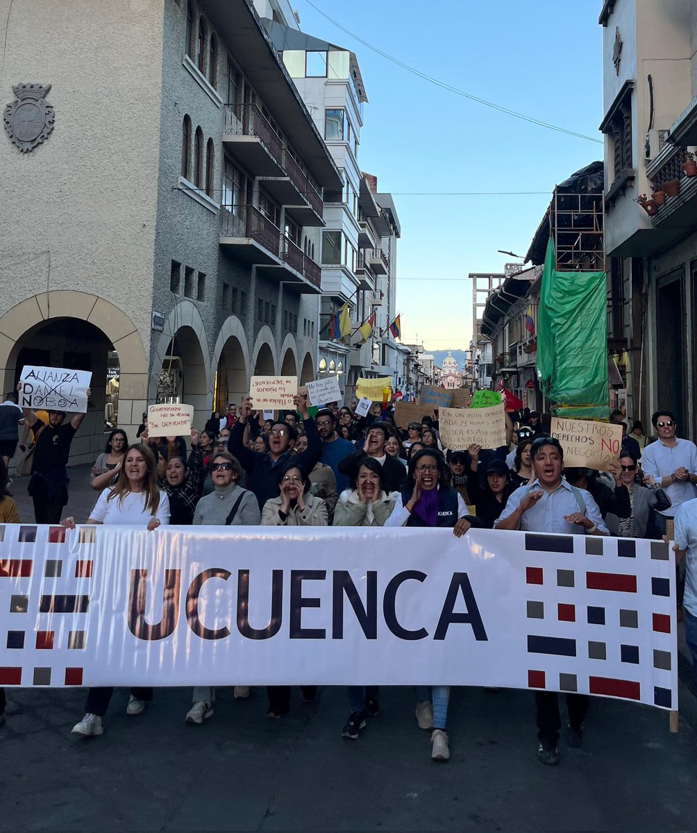 udecuenca's tweet photo. #UCuencaPresente l Al grito de ¡"Kimsakocha no se vende, se defiende"! la #UCuenca participó hoy en la marcha para defender el derecho al agua y la protección de los páramos; además de rechazar las medidas gubernamentales que amenazan la institucionalidad del Estado. https://t.co/tlV0iUYZnc
