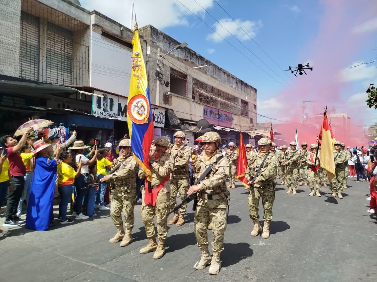 Ejército Nacional de Colombia (@col_ejercito) on Twitter photo En la conmemoración de los 215 años de la Batalla de Boyacá, los soldados de la #DécimaBrigada, <a href="/Ejercito_CAAID/">Comando de Acción Integral del Ejército Nacional</a> y <a href="/Ejercito_Div1/">Primera División del Ejército Nacional</a> marcharon con orgullo por las calles de Riohacha, #LaGuajira, exaltando el heroísmo y el patriotismo que han forjado nuestra historia.
#SiempreFirmes En la conmemoración de los 215 años de la Batalla de Boyacá, los soldados de la #DécimaBrigada, <a href="/Ejercito_CAAID/">Comando de Acción Integral del Ejército Nacional</a> y <a href="/Ejercito_Div1/">Primera División del Ejército Nacional</a> marcharon con orgullo por las calles de Riohacha, #LaGuajira, exaltando el heroísmo y el patriotismo que han forjado nuestra historia.
#SiempreFirmes