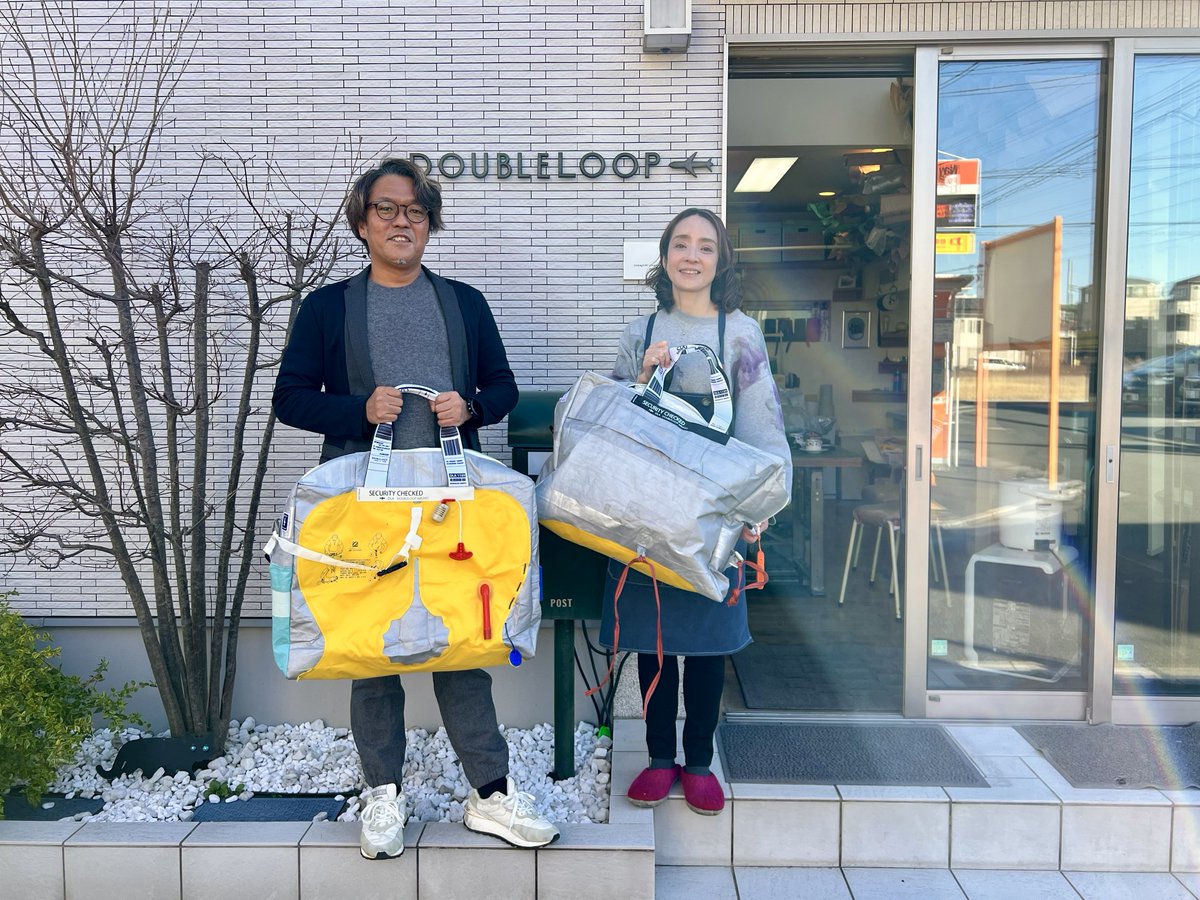 FDA_fujidream's tweet image. 今回のアップサイクルは、バッグクリエイティブユニット #DOUBLELOOP（@sankodouble）さんとコラボして制作しました！

代表の山岸さんと太田さんに素材を持ち込んで、扱ったことのない未知の素材をワクワクするバッグとポーチに仕上げてもらいました✨

ありがとうございました☺