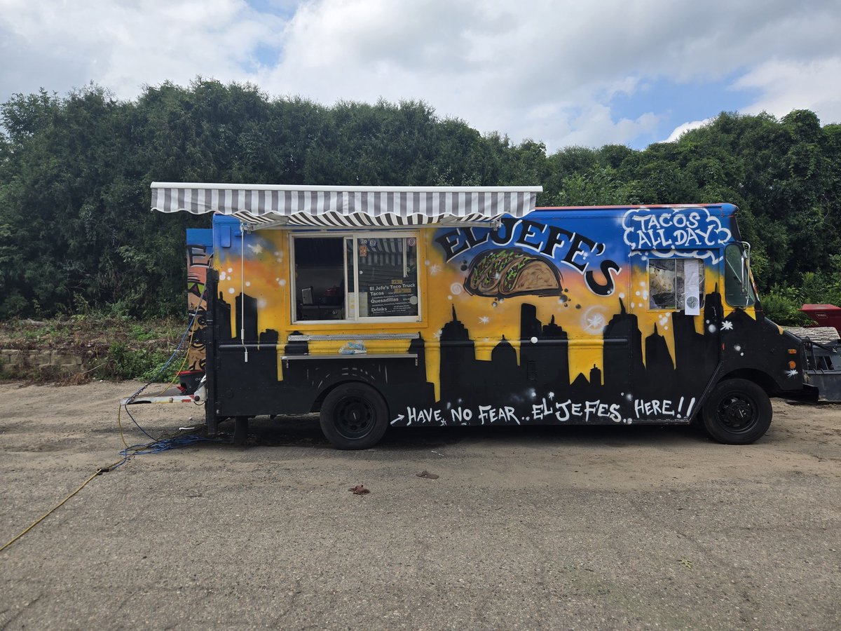 bearpathsup's tweet image. The Turfgrass team ate very, very well today with the appreciation of some members @BearpathGCC with the lead of @TurfTank running the show.  Very special gesture, and the team is very thankful!!