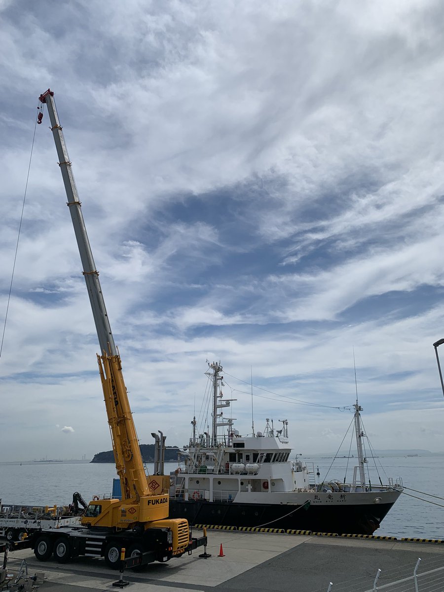 令和7年8月8日、今日の横須賀新港ふ頭のようすです。
朝から真夏日で風もなく汗が噴き出るほど蒸し暑くなっています。多目的作業船の新竜丸が40メートルほどあるクレーンを使って作業をしていたところが見えました。