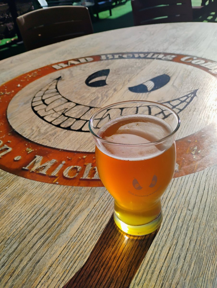 BeerSnobSean's tweet photo. A disappointing visit to a mid-Michigan brewery today. Service & food were great. Beer was perplexing. A flat Belgian Trippel, a greenish-brown hazy IPA & a peppery yuzu rice lager. I've been here before, had decent pours, but these beers were amateur hour. #badbeer https://t.co/3HWmvTj0Ni