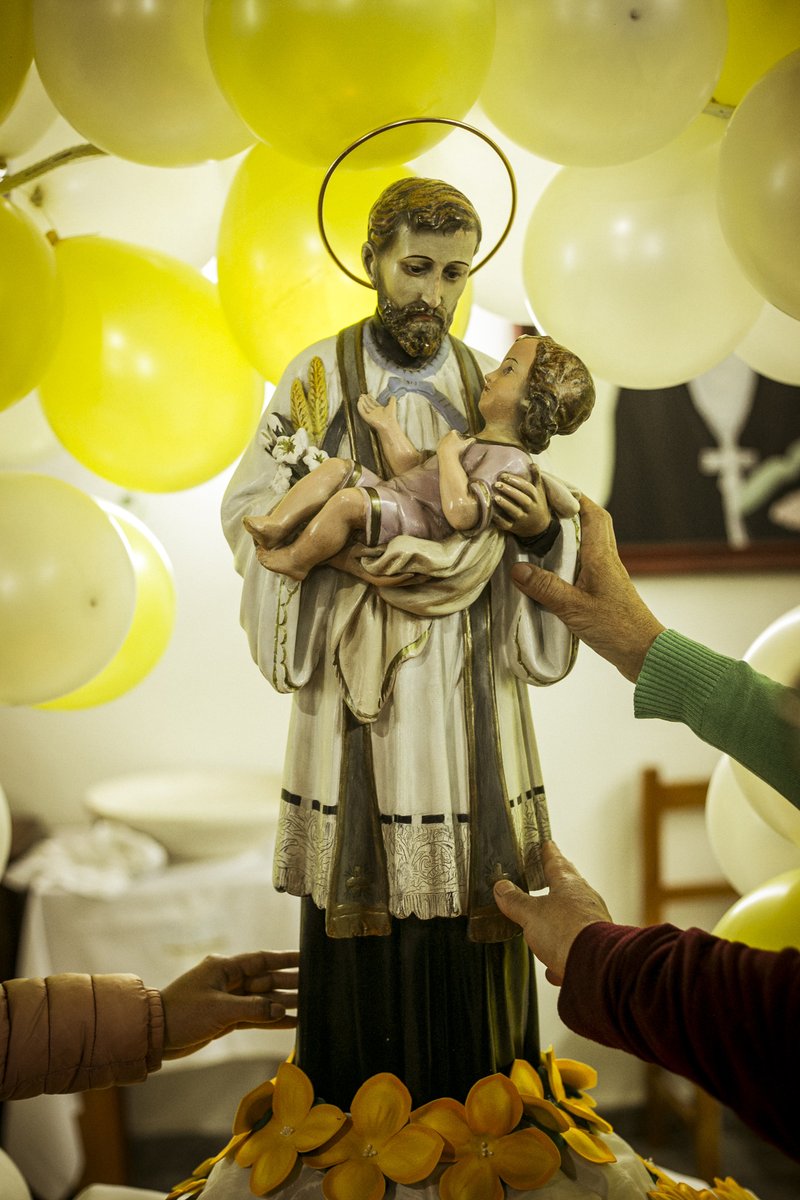 Viedma. 07-08-25. Celebración de San Cayetano en el barrio Zatti, con procesión y bautismos por paz, pan, tierra, techo y trabajo. 
📷 Pablo Leguizamon
 rionegroenfotos.com.ar
Las imágenes que cuentan 
#Viedma #RioNegro #sancayetano #pazpantechoytrabajo #patagonia