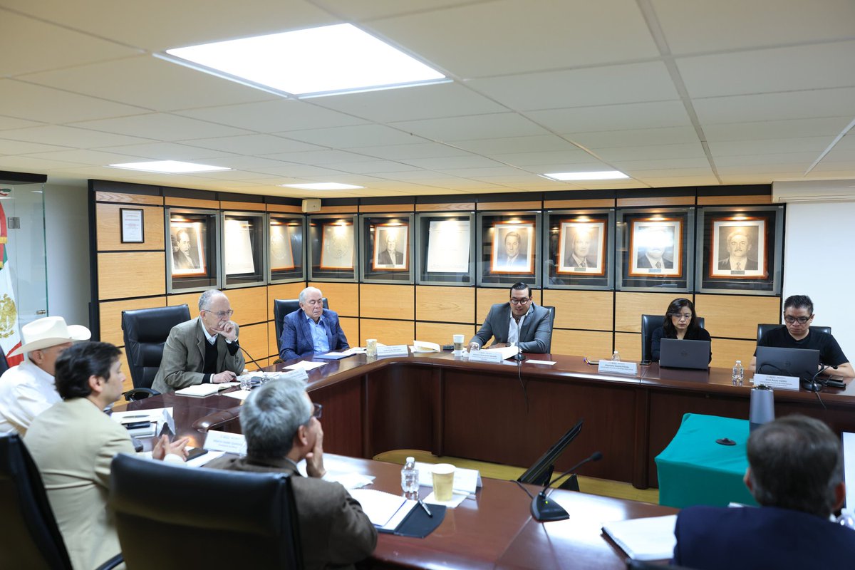 Me reuní con representantes del sector lechero nacional para impulsar juntos la productividad y el abasto de leche como parte del #PlanMéxico. 

Avanzamos en estrategias de comercialización, financiamiento, ordenamiento del mercado, sanidad y capacitación.