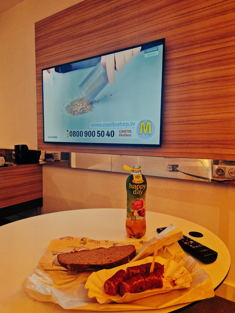 VikingonRails's tweet image. And this is about how a fancy, romantic #trainfluencer dinner looks like...

When you arive 385 minutes late so kind of everything is closed. Its sausage with bread 🤷

#WorldonRails #VikingonRails #createyourownstory #interrail #bahn #treinleven #verspätung @DB_Bahn @unsereOEBB