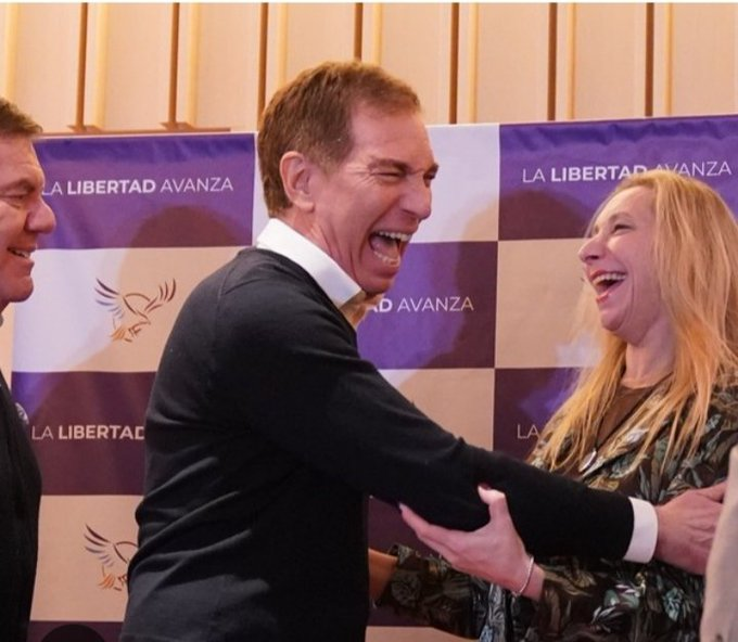 El_Prensero's tweet image. Este tipo de risa falsa es el papá de un muchacho que siendo chiquito salvó su vida gracias a los profesionales del Garrahan. Ayer, este tipo de risa falsa votó a favor que desfinancien el Garrahan.
Saquen el término "miserable" del diccionario, y pongan "Santilli".