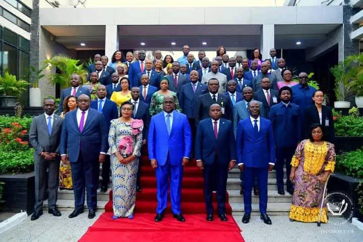 #RDC🇨🇩
Liste complète du Gouvernement Suminwa II

VICE-PREMIERS MINISTRES

✅ Intérieur : Jacquemain Shabani
✅ Transports : Jean-Pierre Bemba
✅ Défense : Guy Kabombo Mwadiamvita
✅ Économie : Daniel Mukoko
✅ Budget : Adolphe Muzito (Photo)
✅ Fonction publique : Jean-Pierre