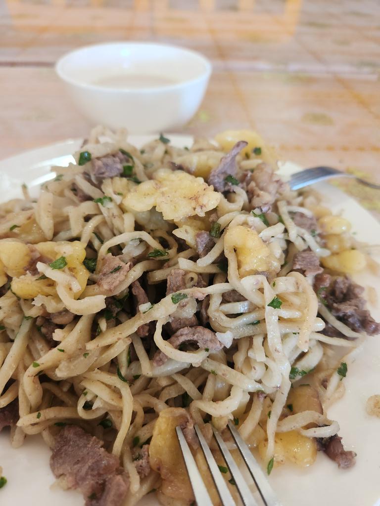 Монгол хүн та махаа идэж айргаа тааваар уугаарай.