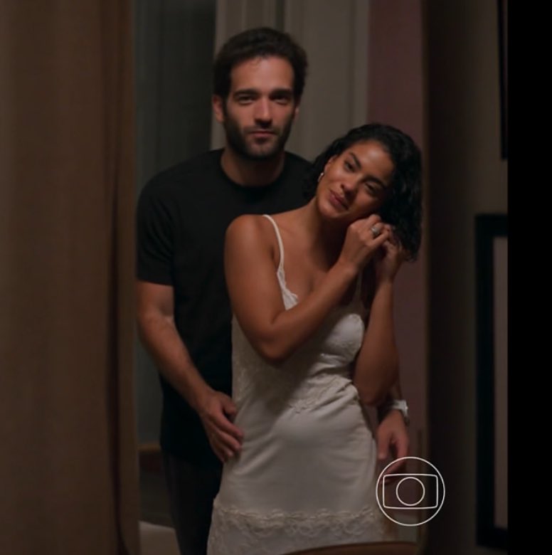 luanziie's tweet photo. o bom de namorar homem rico é que eles dão jóias quando traem e não dor de cabeça #ValeTudo https://t.co/H98Xo731DB