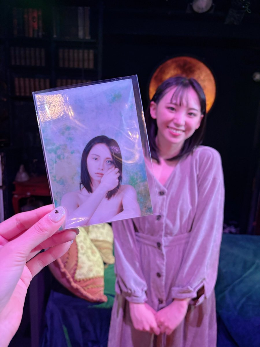 akari__actor's tweet photo. ことりんの覚悟と情熱を感じた時間。
ヴェルマとして生きるその姿に、心揺さぶられました👏

そして…深海洋燈さんの世界はやっぱりすごい。
艶やかで繊細、それでいてダイレクトに響く演出。
毎回、度肝を抜かれます。次作も楽しみ🐈‍⬛

『小鳥の水浴』
全席完売とのことですが、キャンセル待ちもあるそう…！
タイミング合えば、ぜひ蓮根駅まで🕊