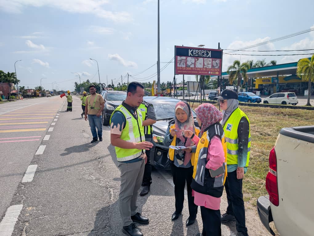 JkrKualaLangat (@jkrkualalangat) on Twitter photo 07/08/2025 - JKR Kuala Langat telah menjalankan pemeriksaan verifikasi PCA (Pavement Condition Assessment) bersama konsesi Roadcare dan IKRAM di Jalan Persekutuan FT0005 dan FT0031.
#IAMJKR
#KITAJKRSELANGOR
#KITACEKAP
<a href="/moworksmy/">Kementerian Kerja Raya Malaysia</a>
<a href="/IPJKR_Official/">JKR Malaysia Rasmi</a>
<a href="/JKRSelangor/">JKR Selangor</a>
<a href="/Roadcare_HQ/">ROADCARE (M) SDN BHD</a> 07/08/2025 - JKR Kuala Langat telah menjalankan pemeriksaan verifikasi PCA (Pavement Condition Assessment) bersama konsesi Roadcare dan IKRAM di Jalan Persekutuan FT0005 dan FT0031.
#IAMJKR
#KITAJKRSELANGOR
#KITACEKAP
<a href="/moworksmy/">Kementerian Kerja Raya Malaysia</a>
<a href="/IPJKR_Official/">JKR Malaysia Rasmi</a>
<a href="/JKRSelangor/">JKR Selangor</a>
<a href="/Roadcare_HQ/">ROADCARE (M) SDN BHD</a>