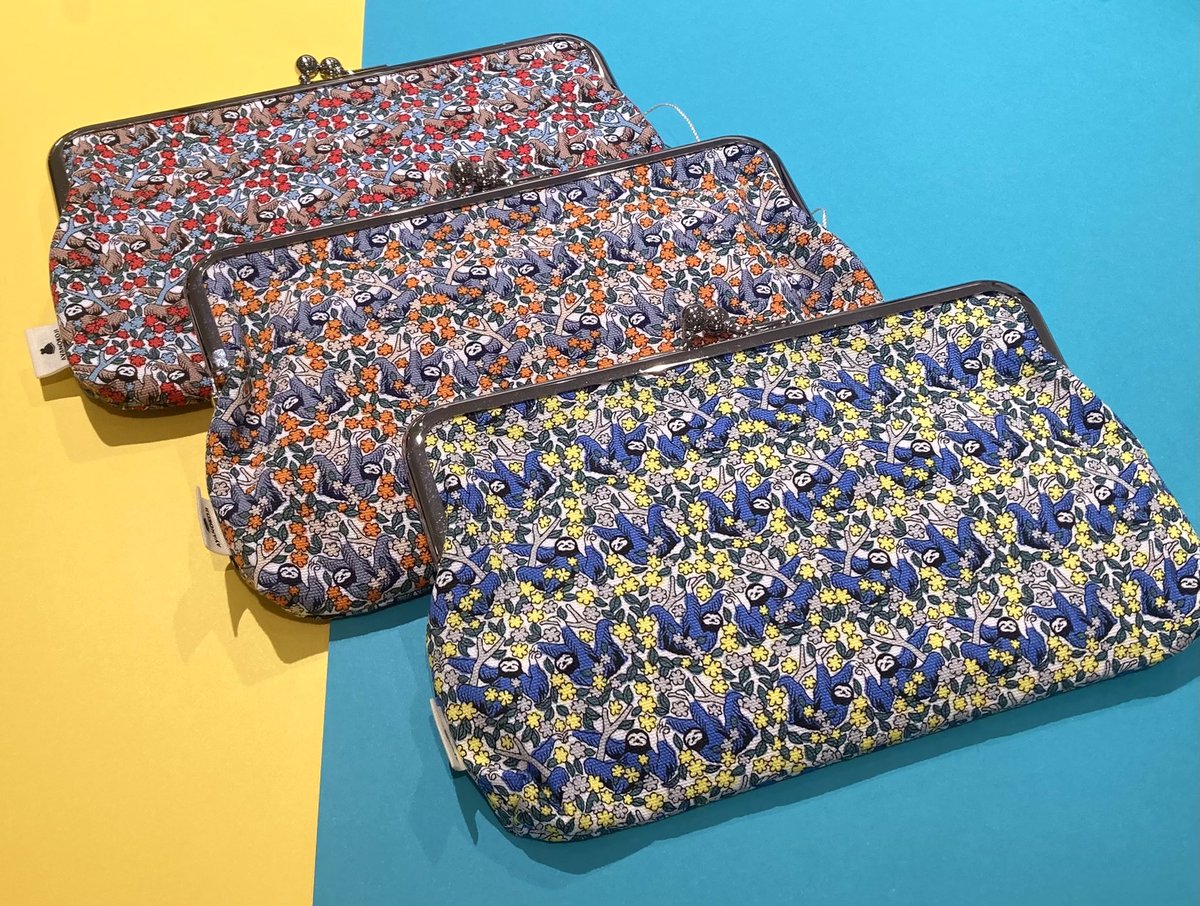 👛がまぐち集め👛

本日8月8日はがまぐちの日だそうです✨

お財布としてだけでなく、メガネケースや小物入れとしてご自由にお使いいただけるロングタイプにハートラビットの柄も登場🐰💞

わんちゃん、ナマケモノ柄も全色揃っておりますよ🙆‍♀️

あべべありちゃん

#マーブルシュッド
#京都伊勢丹