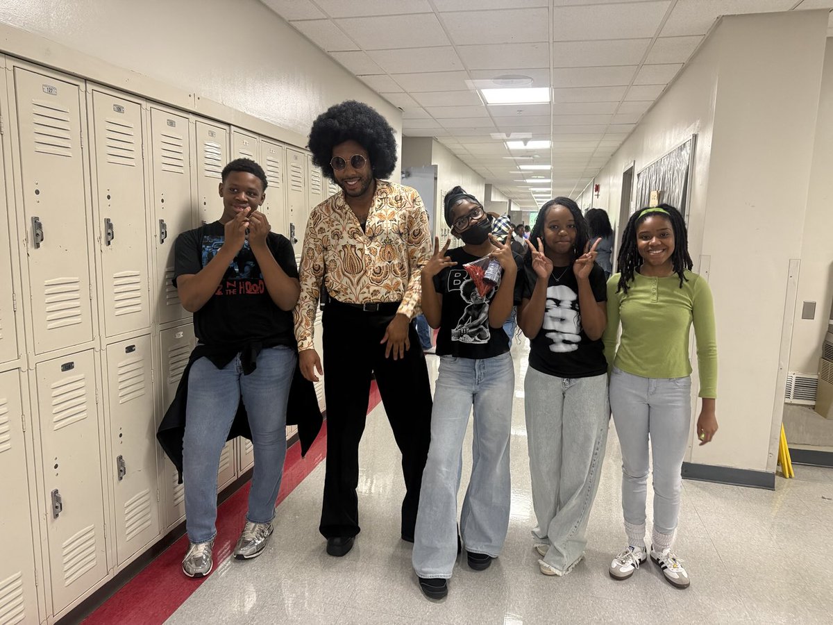 Teachwithclass2's tweet image. Decades day ⁦@FPCS_Woodridge⁩ 
#Funworkplace
@FPCS_Woodridge
@Friendshippcs
#FPCSWD
#Journeyto30
#Friendshipsjourneyto30
#Onefriendship