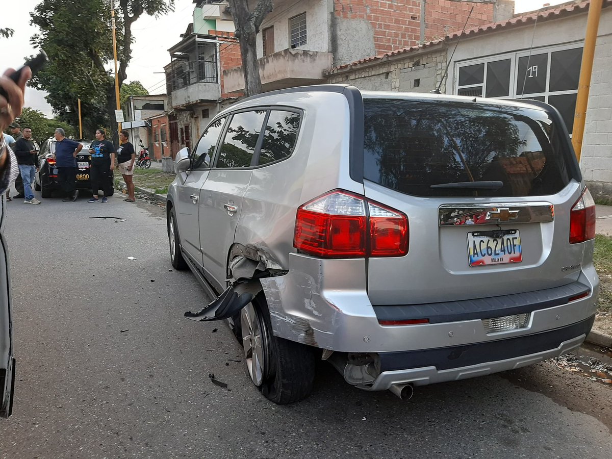 Valencia Hoy ... Blo (@valenciahoy) on Twitter photo Impactó contra camioneta estacionada y cae sobre moto en la urbanización Parque Valencia (+Fotos) valenciainforma.over-blog.com/impacto-contra… X: <a href="/ValenciaHoy/">Valencia Hoy ... Blo</a> IG: @blogvalenciahoy #Sucesos #7Ago Impactó contra camioneta estacionada y cae sobre moto en la urbanización Parque Valencia (+Fotos) valenciainforma.over-blog.com/impacto-contra… X: <a href="/ValenciaHoy/">Valencia Hoy ... Blo</a> IG: @blogvalenciahoy #Sucesos #7Ago