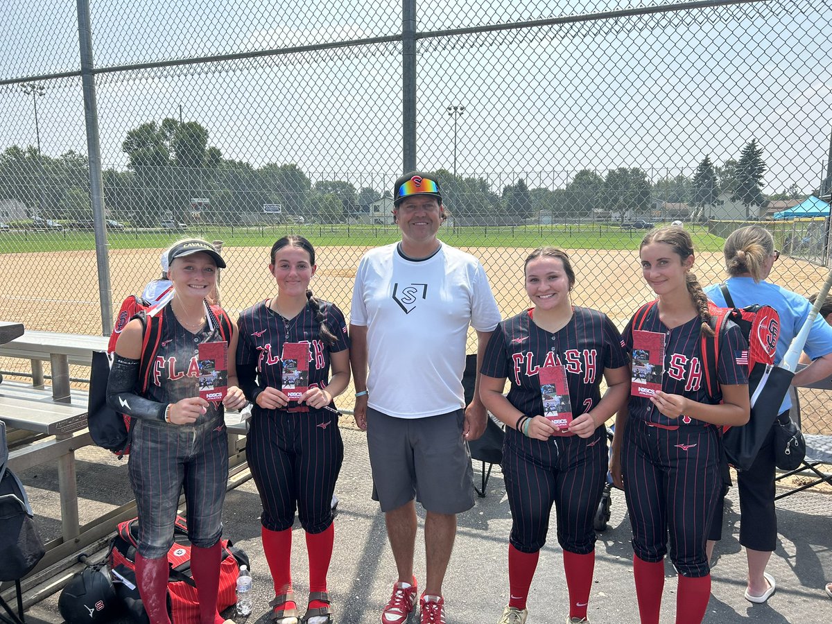 AhryanaD2027's tweet image. Left to right
Our SS Allie, Me P/UT, Coach Mike @softballNDSCS  C/LF Jordyn and Khloe or P/UT at NAFA northern nationals. My squad! I couldn’t ask for a better group of teammates to have my back when I’m on the mound!! #GoFlash❤️❤️❤️ it was pretty cool that he came out to see us!