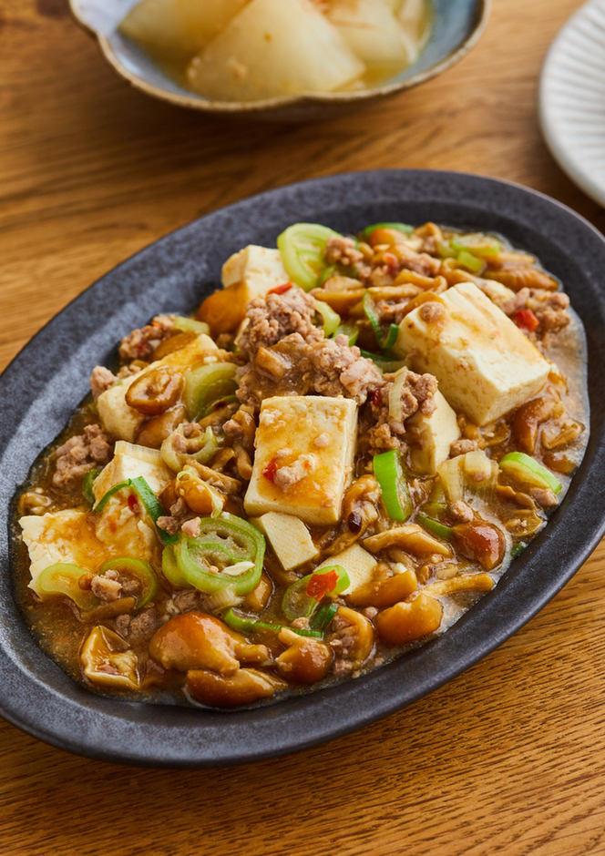 oishi_kenko's tweet image. 食物繊維アップ＆#血糖値 の上昇をゆるやかに。そんな効果が期待できる食材が「なめこ」。実は麻婆豆腐との相性もバッチリなんです。この1品で食物繊維は4.9g。※栄養グラフは #糖尿病（2型）で登録した場合の一例です。
このレシピの献立はこちらで見られます▼
oishi-kenko.com/guides/diabete…