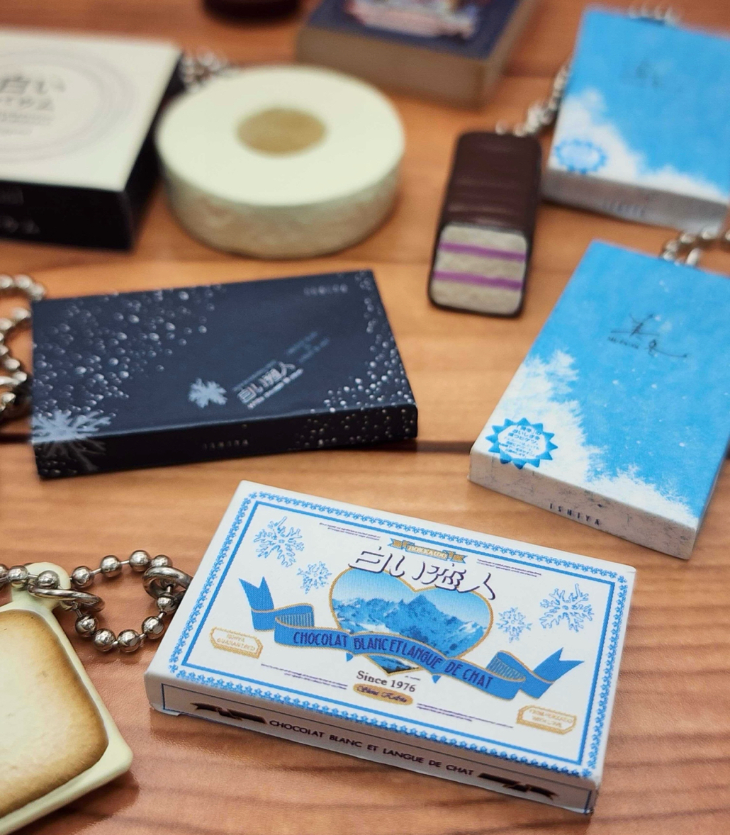 【白い恋人パーク Sweets Assort】

ISHIYAの商品パッケージそっくりなチャームとミニポーチの #カプセルトイ ❣️

チャーム6種類・ミニポーチ6種類
合計12種類のラインナップです。

フルコンプリートしたくなる可愛さ🤭

ご来館の記念にぜひ✨
無料エリア1階ショップ・ピカデリー横にございます。