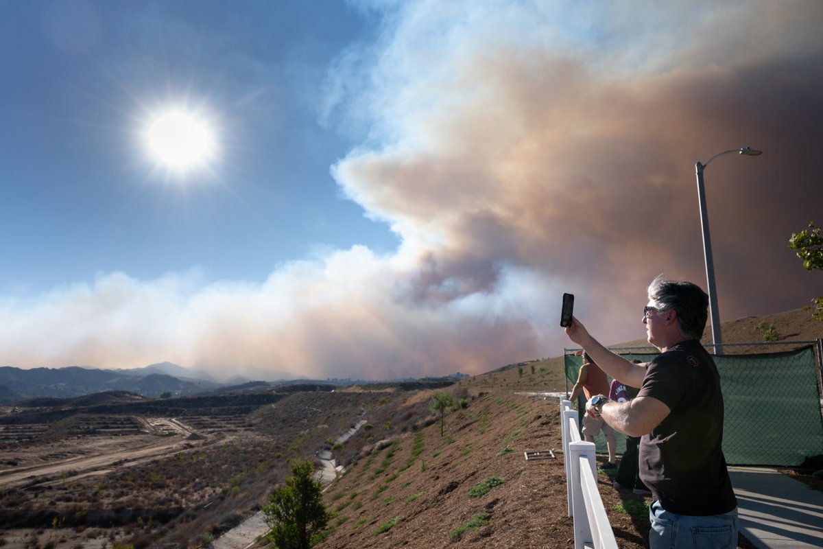 vidcrane's tweet image. The #CanyonFire has burned more than 1,000 acres and is currently burning towards the Val Verde and Castic areas.  #LACOFD  #brushfire