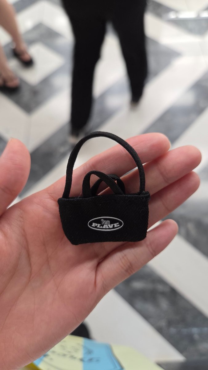 ㅁㄷㅎ 팝업 대기줄 앞에서 주웠어요!!
주인분 보시게 되시면 멘션이나 디엠 주세요🥹

알티 한번씩 부탁드립니다!!!