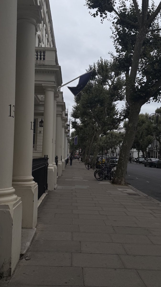 على دجى الليل يبعث طاري الفايت
اللي يسوق الحسايف في قفص صدري

لو كان ما يرجع إلا موقفٍ  .. بايت
بايت ! ولازال حيّ ويحتري قبري

ليت العقل ينحت الافكار بـ الدايت
ما كان عشت الدهر وانا على حذري

صدمني الفقد كني صادمٍ وايت
يدري بي الله وخلق الله .. ما تدري

—فهّاد