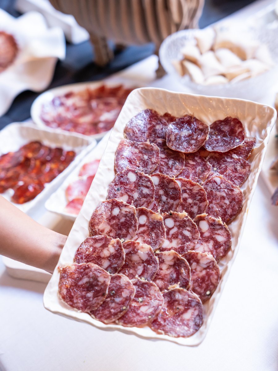 ¿Cuál es la forma ideal de servir los ibéricos en verano?☀️

Sácalo de la nevera y déjalo respirar unos minutos antes de emplatar para que recupere su textura sedosa e intenso aroma a bellota.

Un ritual que respeta la tradición, revelando los sabores más puros de la dehesa.