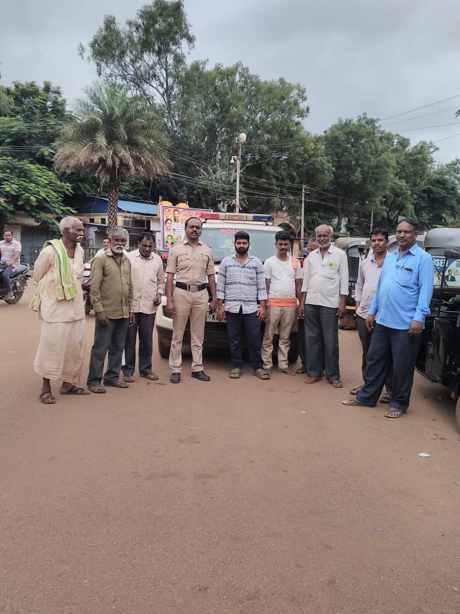 112 Ballari (@112ballari) on Twitter photo ದಿನಾಂಕ:08-08-2025 ರಂದು ಬಳ್ಳಾರಿ ಜಿಲ್ಲೆಯ ಸಂಡೂರು ಪೊಲೀಸ್ ಠಾಣಾ ವ್ಯಾಪ್ತಿಯ ERSS ವಾಹನದ ಸಿಬ್ಬಂದಿಗಳು, ಸಂಡೂರು ಪಟ್ಟಣದ ವಿಜಯ ಸರ್ಕಲ್ ನಲ್ಲಿ ಸಾರ್ವಜನಿಕರಿಗೆ ,ERSS-112 ಬಗ್ಗೆ ಜಾಗೃತಿ ಮೂಡಿಸಿದರು. <a href="/112Karnataka/">112Karnataka</a> ದಿನಾಂಕ:08-08-2025 ರಂದು ಬಳ್ಳಾರಿ ಜಿಲ್ಲೆಯ ಸಂಡೂರು ಪೊಲೀಸ್ ಠಾಣಾ ವ್ಯಾಪ್ತಿಯ ERSS ವಾಹನದ ಸಿಬ್ಬಂದಿಗಳು, ಸಂಡೂರು ಪಟ್ಟಣದ ವಿಜಯ ಸರ್ಕಲ್ ನಲ್ಲಿ ಸಾರ್ವಜನಿಕರಿಗೆ ,ERSS-112 ಬಗ್ಗೆ ಜಾಗೃತಿ ಮೂಡಿಸಿದರು. <a href="/112Karnataka/">112Karnataka</a>
