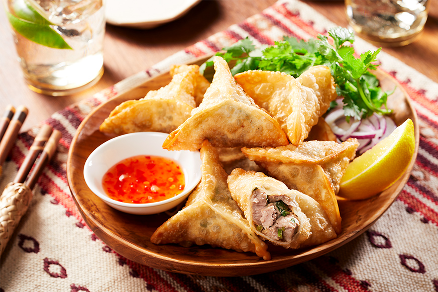 明日8/9はパクチーの日です。
鰹とパクチー、チーズを餃子の皮で包み、カラッと揚げたエスニックな一品「鰹のエスニック揚げ餃子」は、いかがでしょうか。