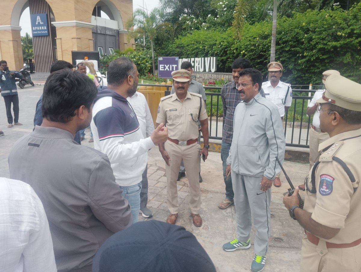 🌧️ Rain-Affected Area Inspections by GHMC Commissioner..

Commissioner GHMC inspected several rain-affected areas along with Hon’ble MLA Karwan Sri Kausar Moinuddin,  — including Tolichowki X Road, HakeemPet KGN Nalla, Mothi Darwaza, Ahmed Colony, Langar House HUDA Lake, and