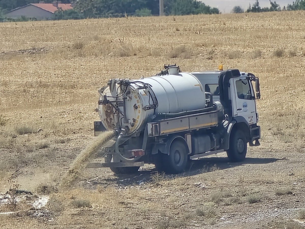 Eskişehir İl Müdürlüğü ekiplerimiz, Sivrihisar ilçesi Kaymaz Mahallesi’nde araziye vidanjörle atık su deşarj edildiği yönündeki ihbarla ilgili inceleme başlattı. Kamera kayıtları ve yapılan denetimler sonucu plakası tespit edilen vidanjörün Eskişehir Büyükşehir Belediyesi Su ve
