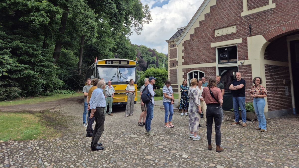 We werkten 5 dagen lang midden in de provincie, met de deuren open. Iedereen was welkom. We gingen in gesprek met bewoners, experts, voorbijgangers en andere geïnteresseerden. Juist in die open setting ontstonden de meest waardevolle ideeën 👉 bit.ly/45vDANZ