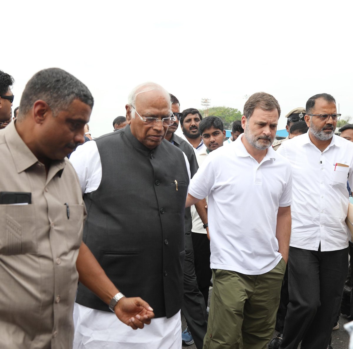 DK Shivakumar (@dkshivakumar) on Twitter photo Warmly welcomed Leader of the Opposition Shri <a href="/RahulGandhi/">Rahul Gandhi</a> avaru and AICC President Shri Mallikarjun <a href="/kharge/">Mallikarjun Kharge</a> avaru at HAL airport today. They arrive to deliver a powerful message from Karnataka to the nation against the #VoteChori witnessed in the Lok Sabha elections. Their Warmly welcomed Leader of the Opposition Shri <a href="/RahulGandhi/">Rahul Gandhi</a> avaru and AICC President Shri Mallikarjun <a href="/kharge/">Mallikarjun Kharge</a> avaru at HAL airport today. They arrive to deliver a powerful message from Karnataka to the nation against the #VoteChori witnessed in the Lok Sabha elections. Their