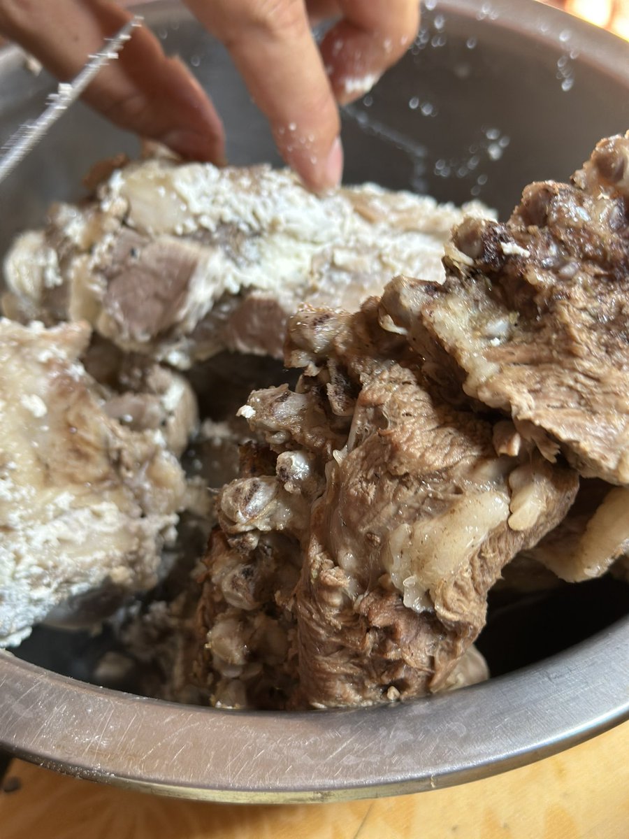 Тогоо нэрээд аарц чанахдаа мах жигнээд ядаргаа тайлдаг уламжлал байна. Өвөрхангай аймгийн Уянга сумын Жаргалант баг. 
Маш сонихолтай