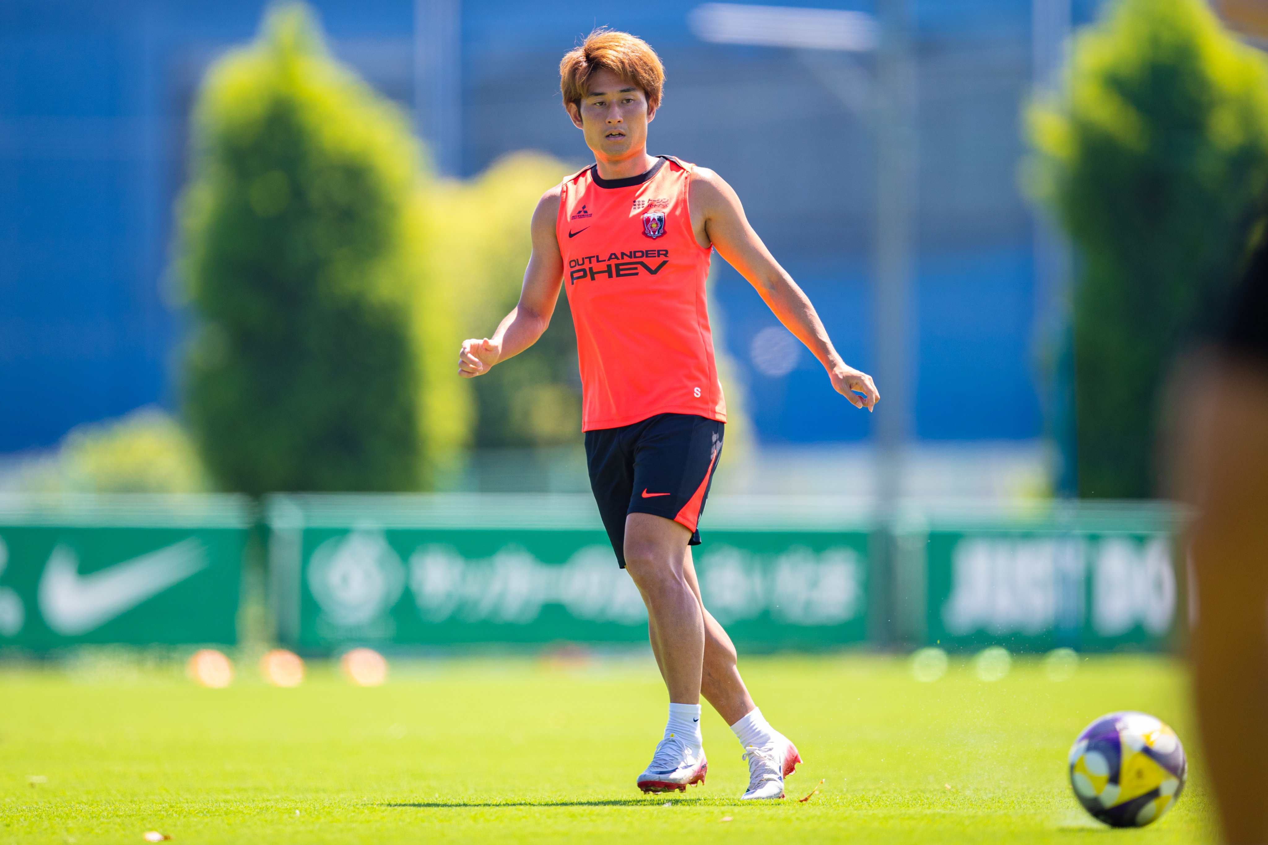 浦和レッズ 三谷選手 28番 Mサイズ 2024ミニサインボール | 浦和レッズオンラインショップ